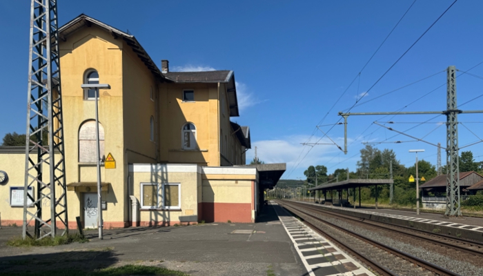 Heruntergekommener Bahnhof entlang der Bahnstrecke durch das Kinzigtal.